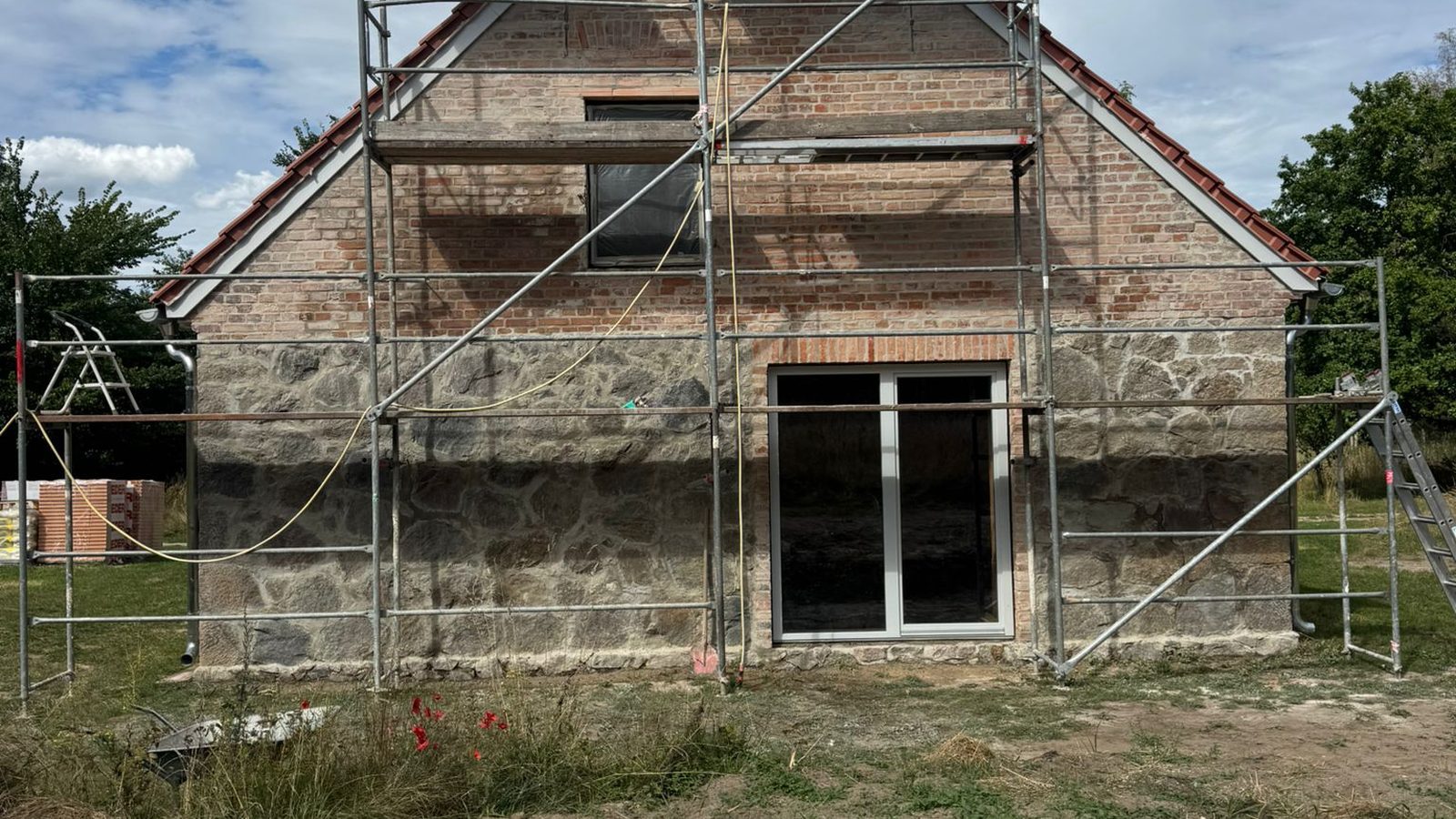 Renowacja szczytu domu z kamienia i cegły