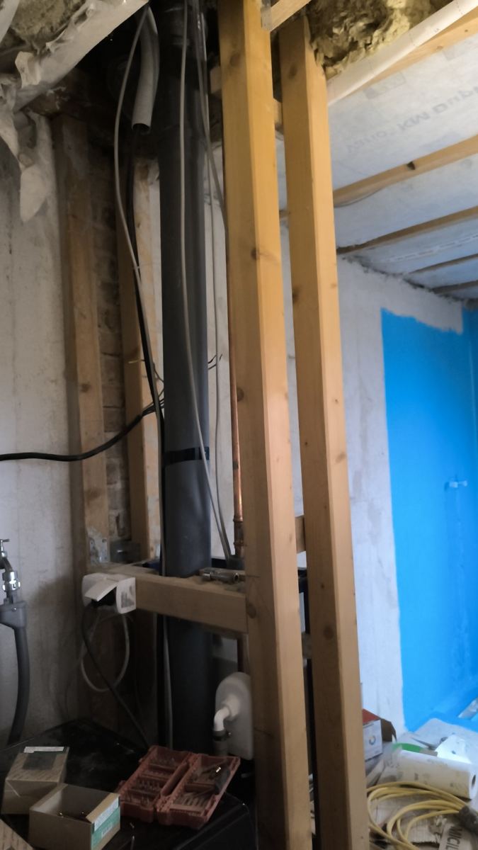 Stelaż zabudowy instalacji – Drewniany stelaż wokół pionu kanalizacyjnego, rur i przewodów – żeby całą instalację schować w ścianie.