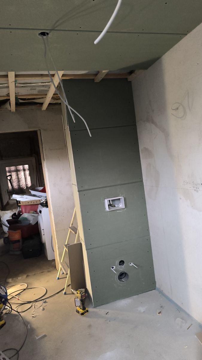Zabudowa z płyt g‑k wodoodpornych – Obudowa instalacji z zielonych płyt wodoodpornych, stelaż podtynkowy pod WC podwieszane i nowy sufit z płyt g-k.