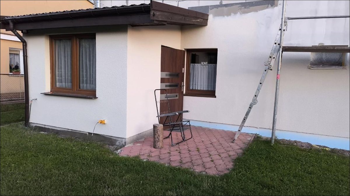 Elewacja domu w trakcie prac